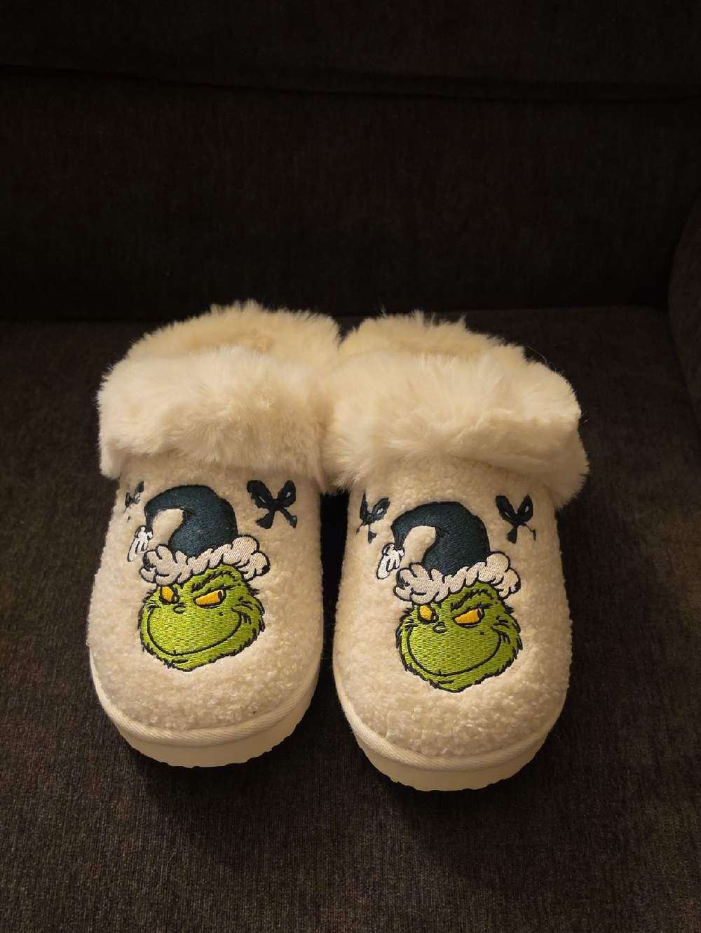 American Eagle Grinch Slippers Women’s 6 Cream Fuzzy Holiday Slippers/Clogs